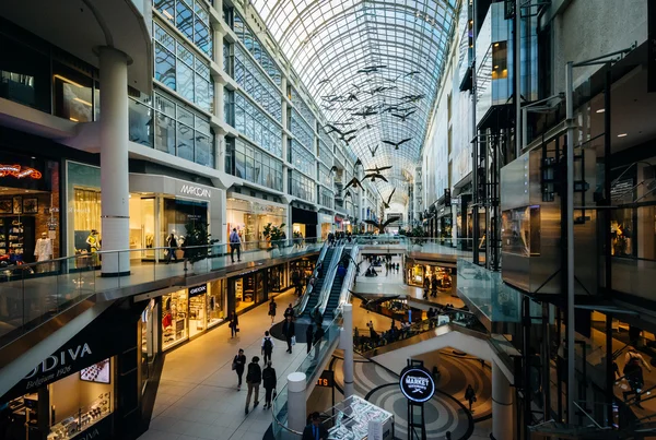 L'interno dell'Eaton Centre, nel centro di Toronto, Ontario . — Foto Stock