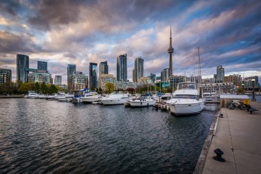 Marina ve şehir manzarası, günbatımında Harbourfront ben