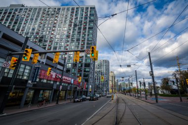 Tramvay parça ve Queens Quay West, boyunca modern binalar,