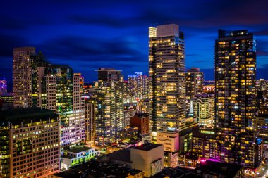Toronto, Ontario, gece, şehir içinde gökdelenler görünümünü.
