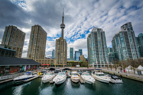 Марина и здания на гавани в Торонто, Онтарио
.