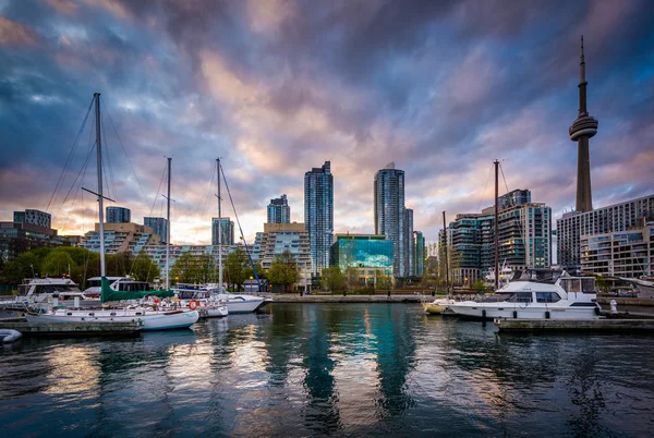 Marina e lo skyline del centro al tramonto, al porto i — Foto Stock