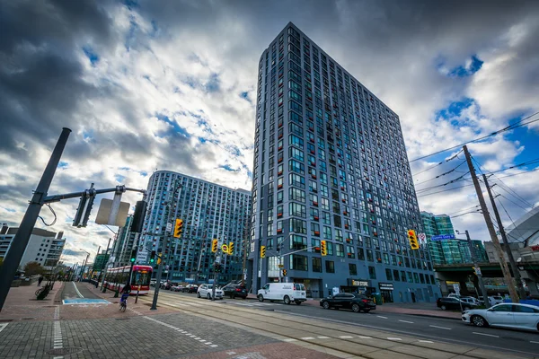 Edifícios modernos ao longo de Queens Quay West, no Harbourfront, em — Fotografia de Stock