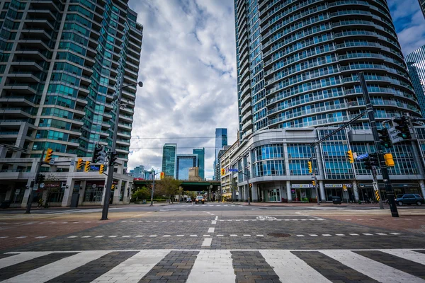 Queens Quay West och moderna byggnader vid Harbourfront, i till — Stockfoto