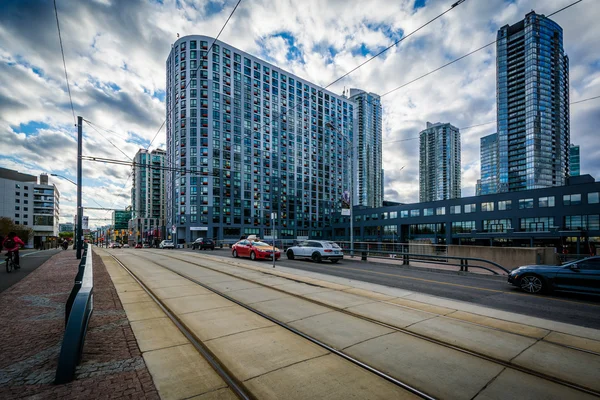 Tram tracks en moderne gebouwen langs Queens Quay West, op — Stockfoto