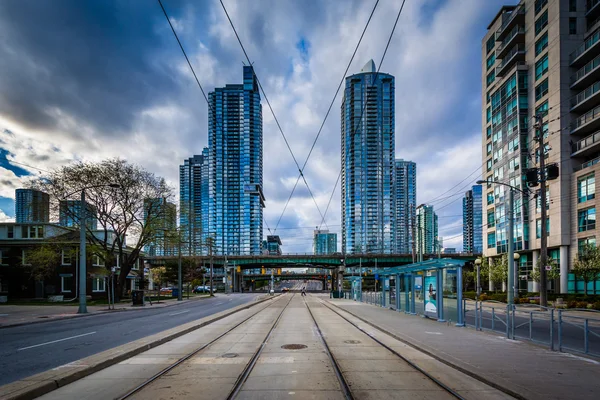 Tram tracks en moderne gebouwen langs de Spadina Avenue, op t — Stockfoto