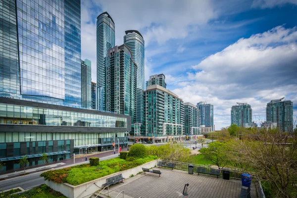 Pohled na Olympijský Park a moderní mrakodrapy v Torontou, — Stock fotografie