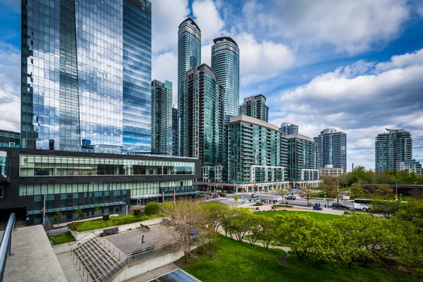 Weergave van Olympic Park en moderne wolkenkrabbers in het centrum van Toronto, — Stockfoto