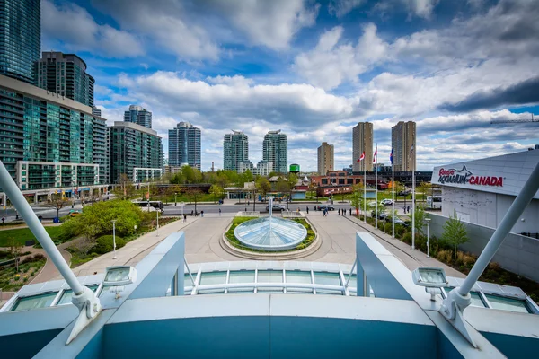 Blick auf einen Park und moderne Gebäude in der Innenstadt von Toronto, Ontario — Stockfoto