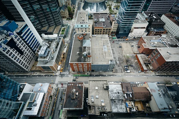 Vista de edifícios ao longo da Rua Adelaide e da Rua Simcoe, em — Fotografia de Stock