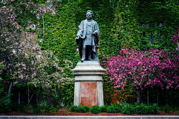 Estatua de Ecerton Ryerson, en la Universidad de Ryerson, en Toronto, en — Foto de Stock