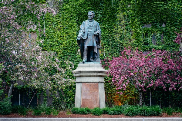 Standbeeld van Ecerton Ryerson, aan Ryerson University in Toronto, op — Stockfoto