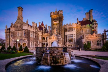 Çeşme ve Casa Loma alacakaranlıkta Midtown Toronto, Ontario.