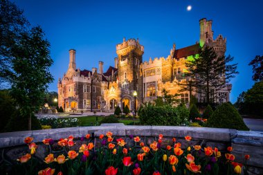 Lale ve Casa Loma gece, Midtown Toronto, Ontario.