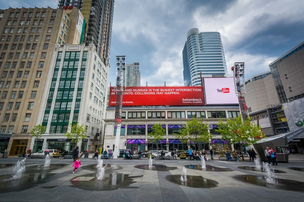 Yonge-Dundas Square, in downtown Toronto, Ontario. — Stock Photo, Image