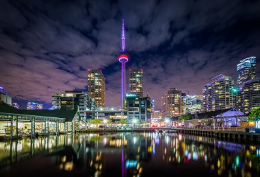 Binalar gece Harbourfront Toronto, Ontario.