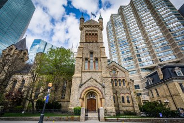 St Andrew's Presbiteryen Kilisesi ve Simco boyunca modern binalar
