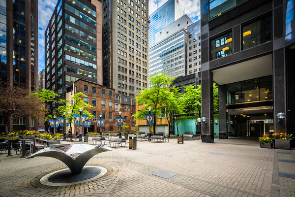 Двор и современные здания в центре Торонто, Онтарио
.