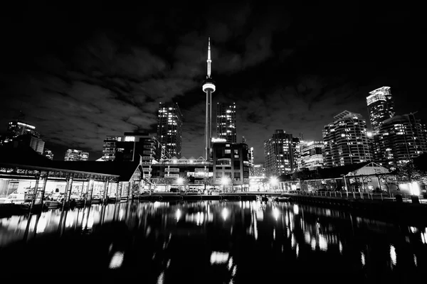 Bâtiments au front de mer la nuit à Toronto (Ontario) . — Photo