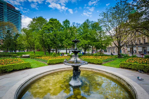 Trädgårdar och fontänen på Saint James Park i Toronto, Ontario. — Stockfoto
