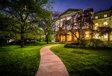 Geçit ve Osgoode Salonu, gece, şehir Toronto, Ontario.