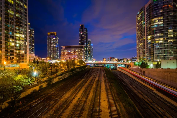 Vías férreas y edificios modernos por la noche, en el centro de Toron — Foto de Stock