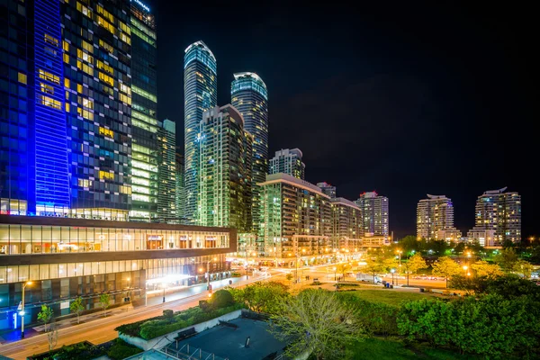 Vista de rascacielos modernos por la noche en el centro de Toronto, Ontario — Foto de Stock