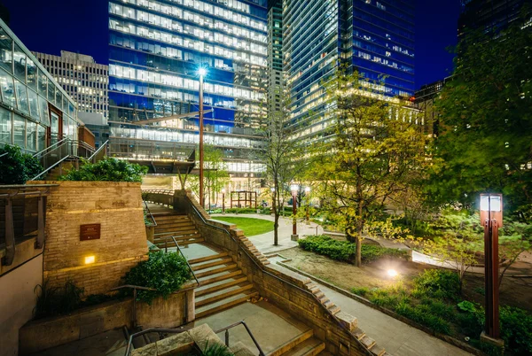 구름 정원 공원 및 금융 구역에 현대적인 건물 — 스톡 사진