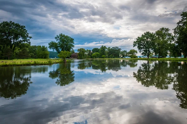 Storm clouds reflecting in a pond at Stewart Park in Ithaca, New — Stock Photo, Image