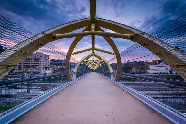 Puente de Luz 人行天桥在日落时，在多伦多，Ontar — 图库照片