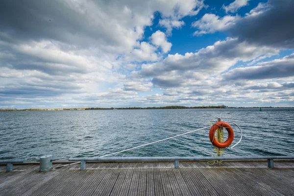 En ring boj och gångväg längs Lake Ontario, på Harbourfront, — Stockfoto