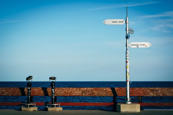 Vzdálenost se podepisuje na rybářské molo v centru ostrova, v Torontu, — Stock fotografie