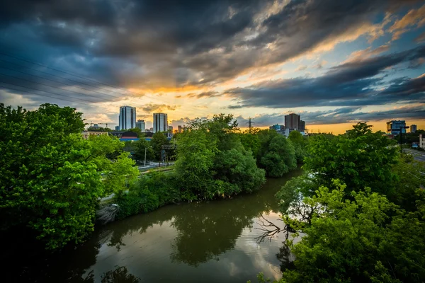 Západ slunce nad dolní Don River, v Torontu, Ontario, Kanada. — Stock fotografie