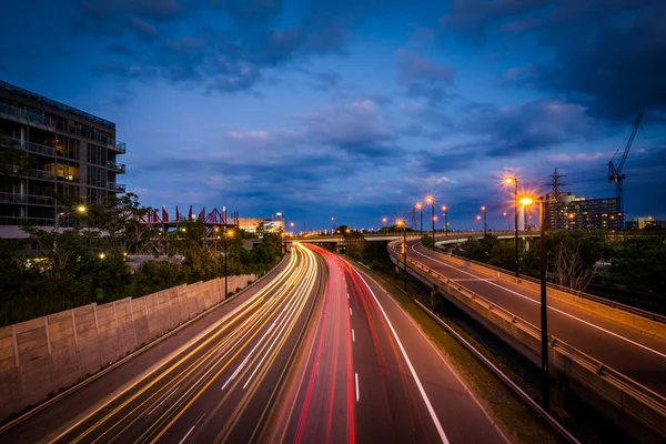 Don Valley Parkway på natten, i Toronto, Ontario. — Stockfoto