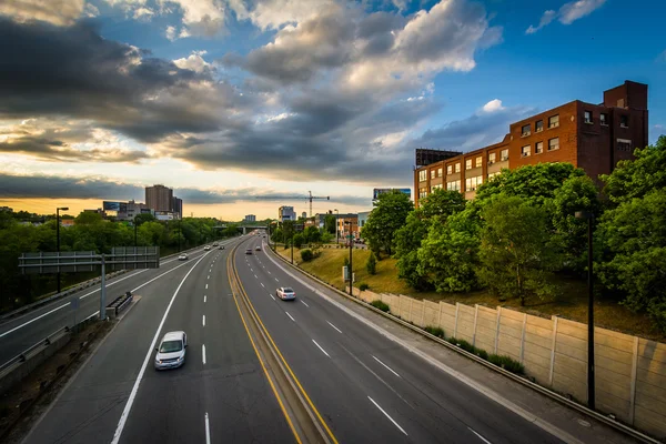 El Don Valley Parkway al atardecer, en Toronto, Ontario . — Foto de Stock