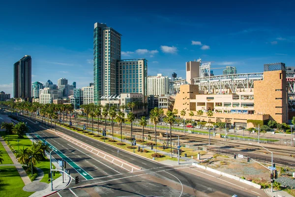 Vista di Harbor Drive e gli edifici nel centro di San Diego, Califo — Foto Stock