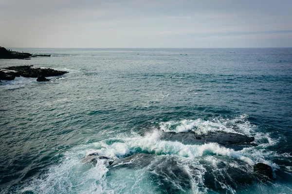 Veduta delle rocce e delle onde nell'Oceano Pacifico a La Jolla, C — Foto Stock