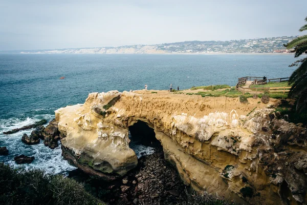 Vista de uma caverna e do Oceano Pacífico em La Jolla, Califórnia . — Fotografia de Stock