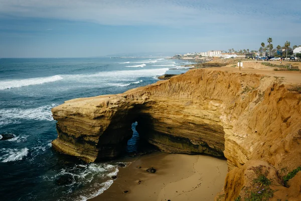 Cave and cliffs along the Pacific Ocean at Sunset Cliffs Natural — Stock Photo, Image