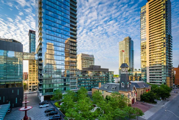 Moderne gebouwen langs Yorkville Avenue in Midtown Toronto, Orasac — Stockfoto