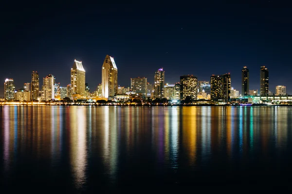 The San Diego skyline at night, seen from Centennial Park, in Co — Stock Photo, Image