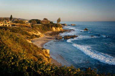 Corona del Mar, Cal Pasifik Okyanusu boyunca kayalıklarla görünümü