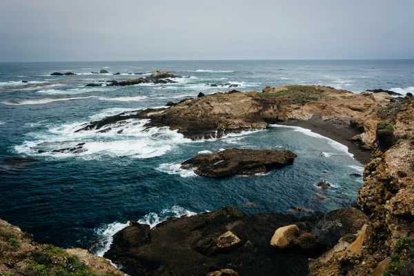 Widok z małej zatoczce Point Lobos stan naturalny rezerwat, w Ca — Zdjęcie stockowe