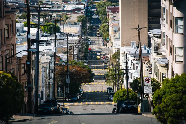 Pohled na strmé ulice, v San Franciscu, Kalifornie. — Stock fotografie