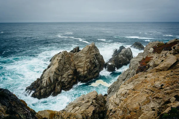 Uitzicht op rotsachtige kust bij Point Lobos staat Natural Reserve, in auto — Stockfoto