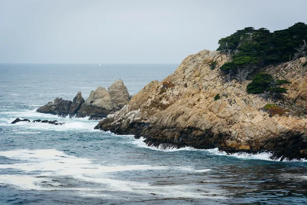 ポイント ロボス状態自然保護区、車の中で岩が多い海岸の景色 — ストック写真