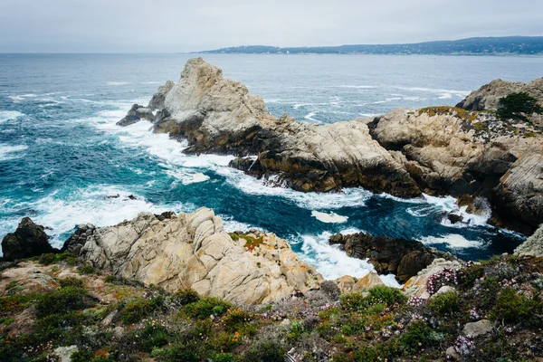 Blick auf felsige Küste am Punkt Lobos State Naturreservat, im Auto — Stockfoto