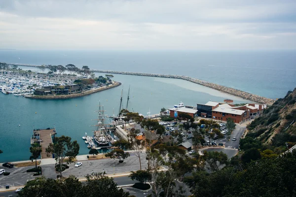 Vista del puerto y un puerto deportivo desde Ken Sampson Overlook Park i — Foto de Stock