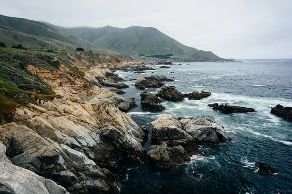 岩石的太平洋海岸和山脉，在 Garrapata 统计视图 — 图库照片