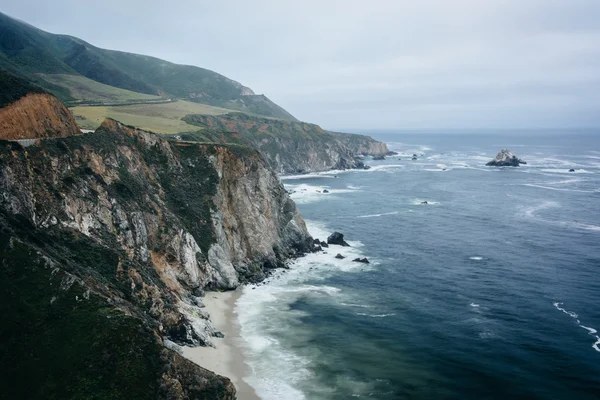 Weergave van de rotsachtige kust van de Stille Oceaan op een bewolkte dag in Big Sur, Cali — Stockfoto